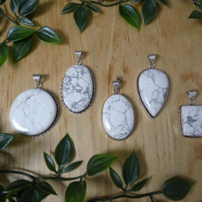 CIONDOLO IN HOWLITE