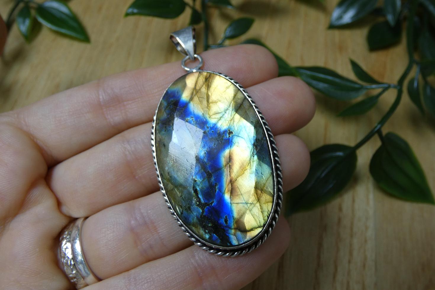 CIONDOLO IN LABRADORITE SFACCETTATA 1