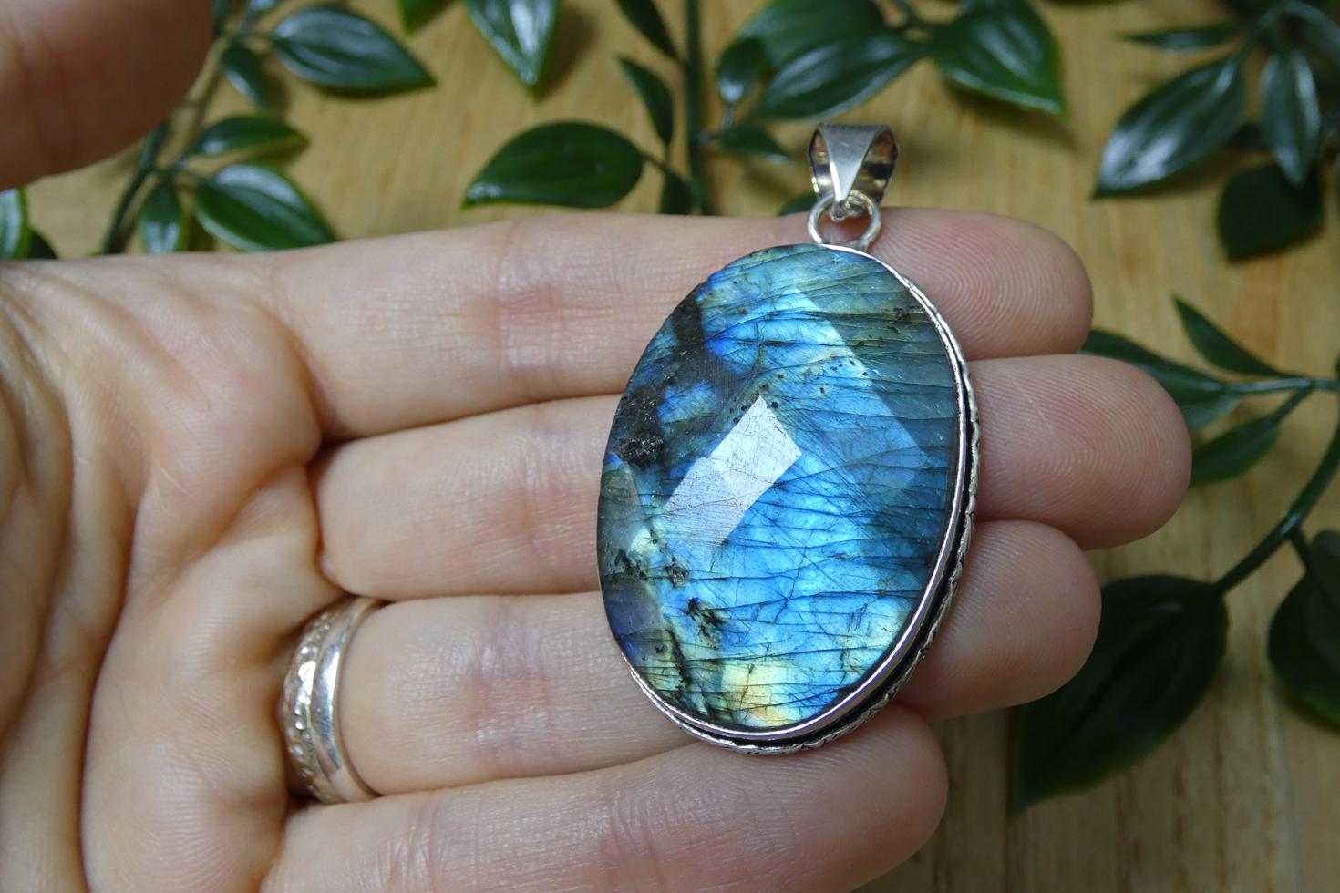 CIONDOLO IN LABRADORITE SFACCETTATA 2