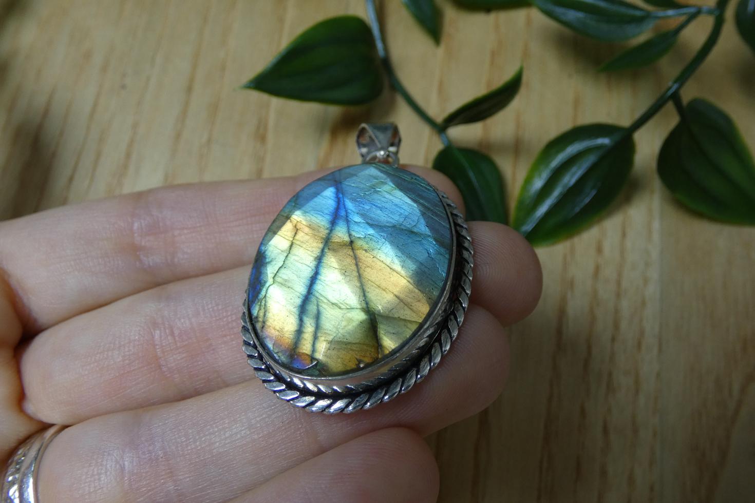 CIONDOLO IN LABRADORITE SFACCETTATA 3