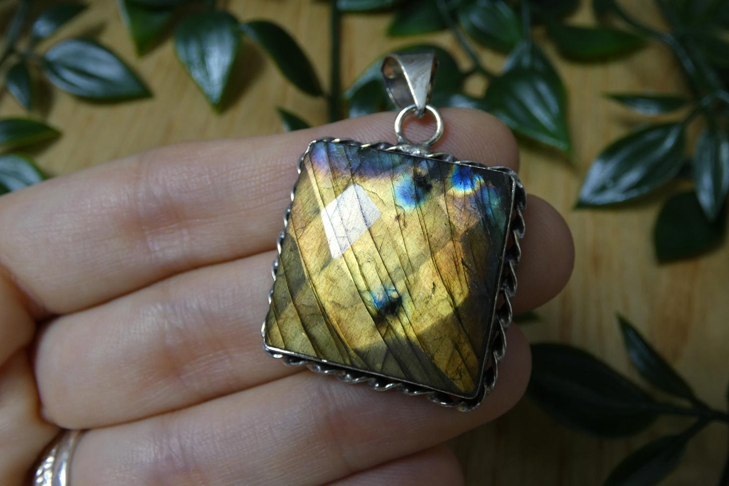 CIONDOLO IN LABRADORITE SFACCETTATA 6