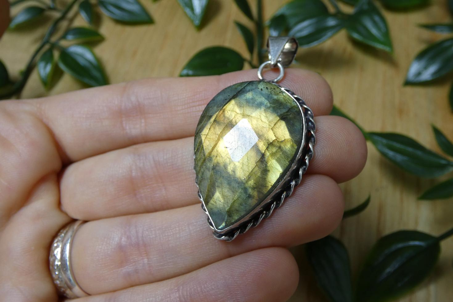 CIONDOLO IN LABRADORITE SFACCETTATA 9