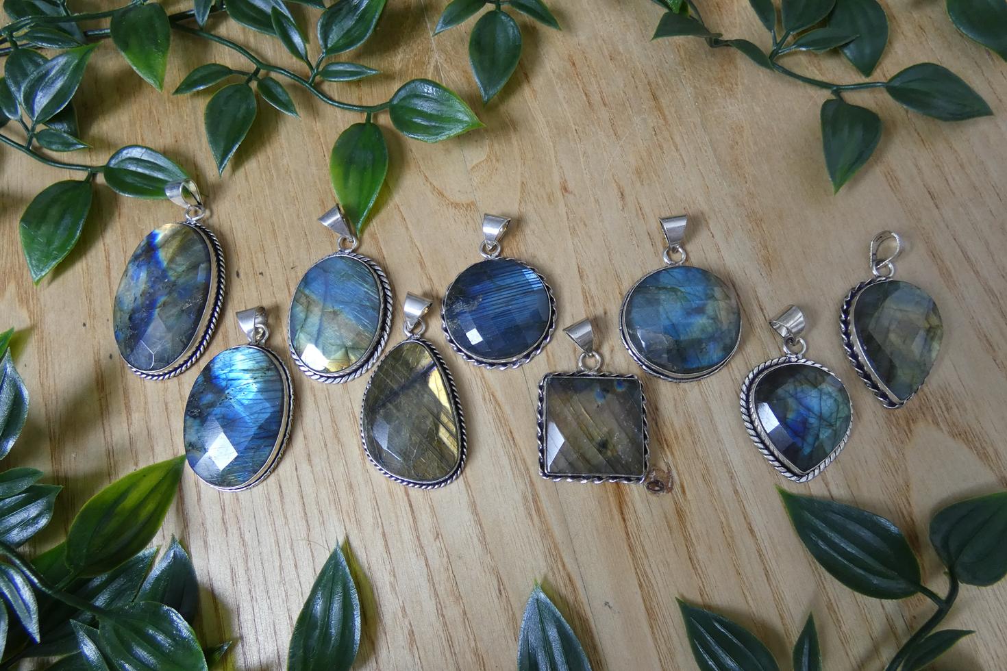 CIONDOLO IN LABRADORITE SFACCETTATA